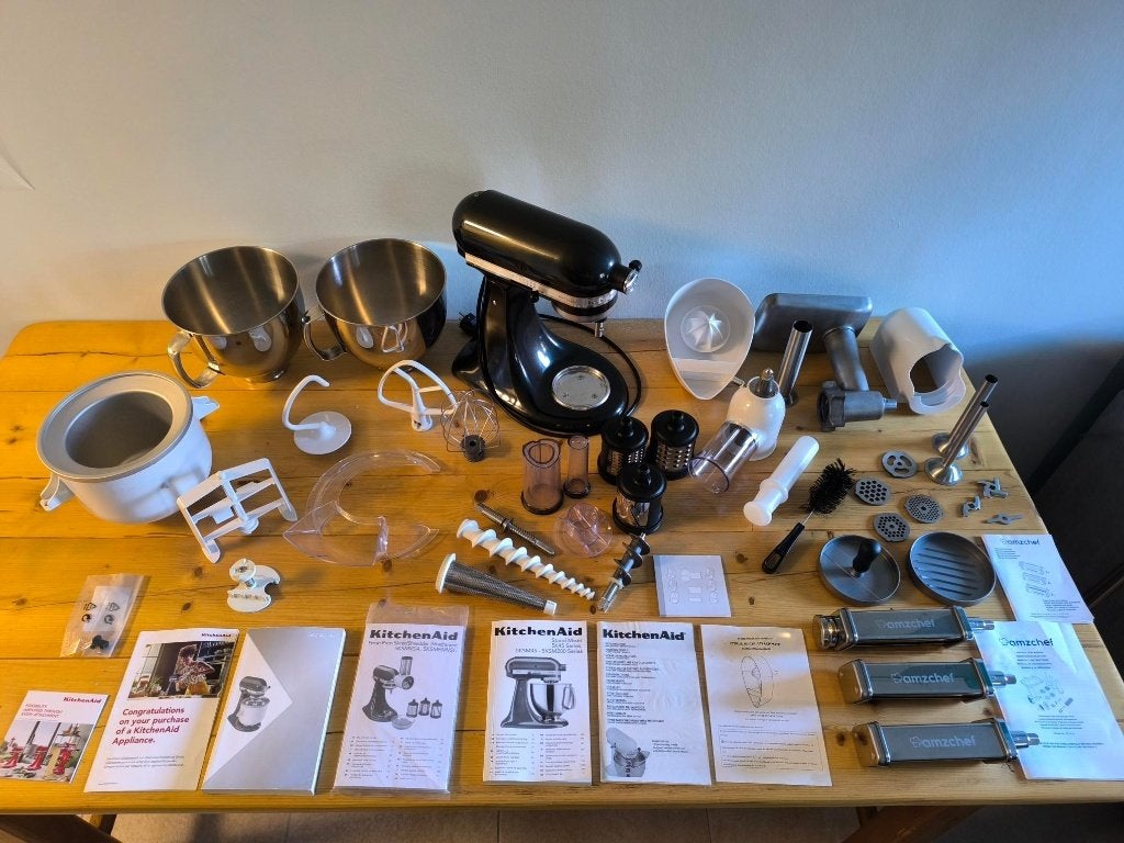 KitchenAid Artisan zwart + ijsmaker en veel opzetstukken, 4 liter of meer, Ophalen, Zo goed als nieuw, 3 snelheden of meer