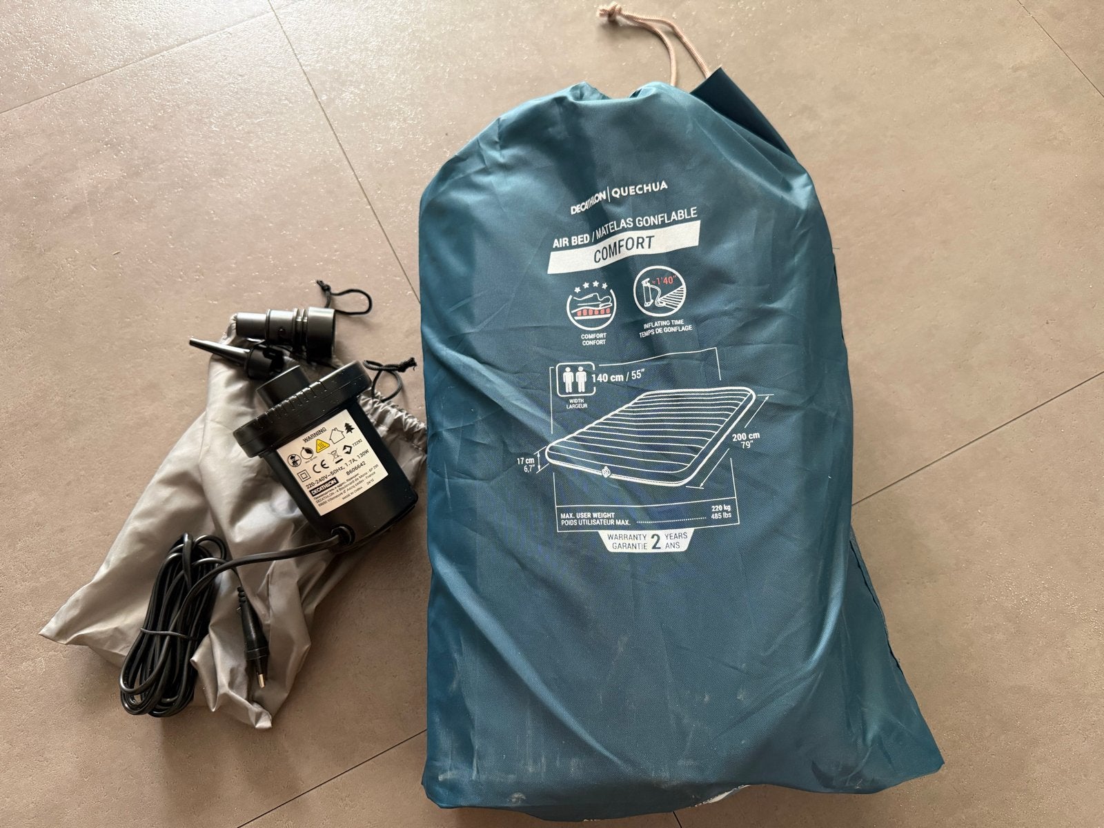 Quechua Luchtbed Comfort 200x140x17cm met Luchtpomp, Ophalen of Verzenden, Zo goed als nieuw, 2-persoons
