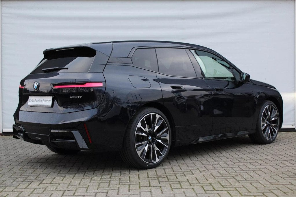 BMW iX xDrive60 / Panoramadak Sky Lounge / Trekhaak / Bowers, Auto's, BMW, Automaat, 32 min, Met garantie (alle), Zwart