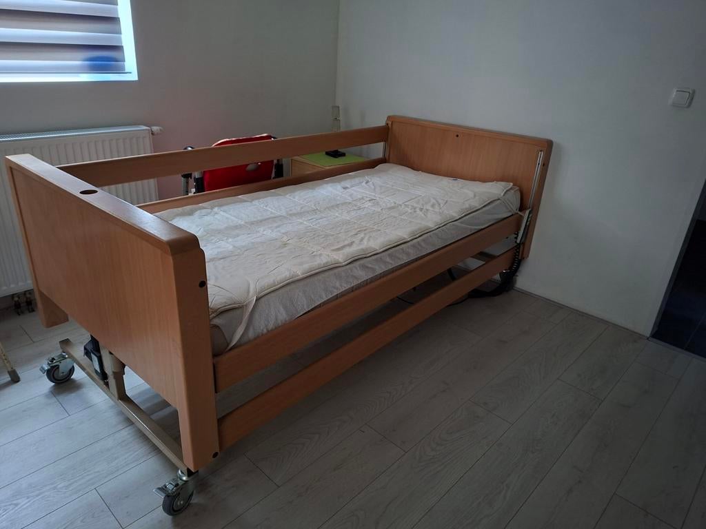 Verstelbaar ziekenhuisbed / hoog-laag bed, Ophalen, 90 cm, Eenpersoons, Bruin