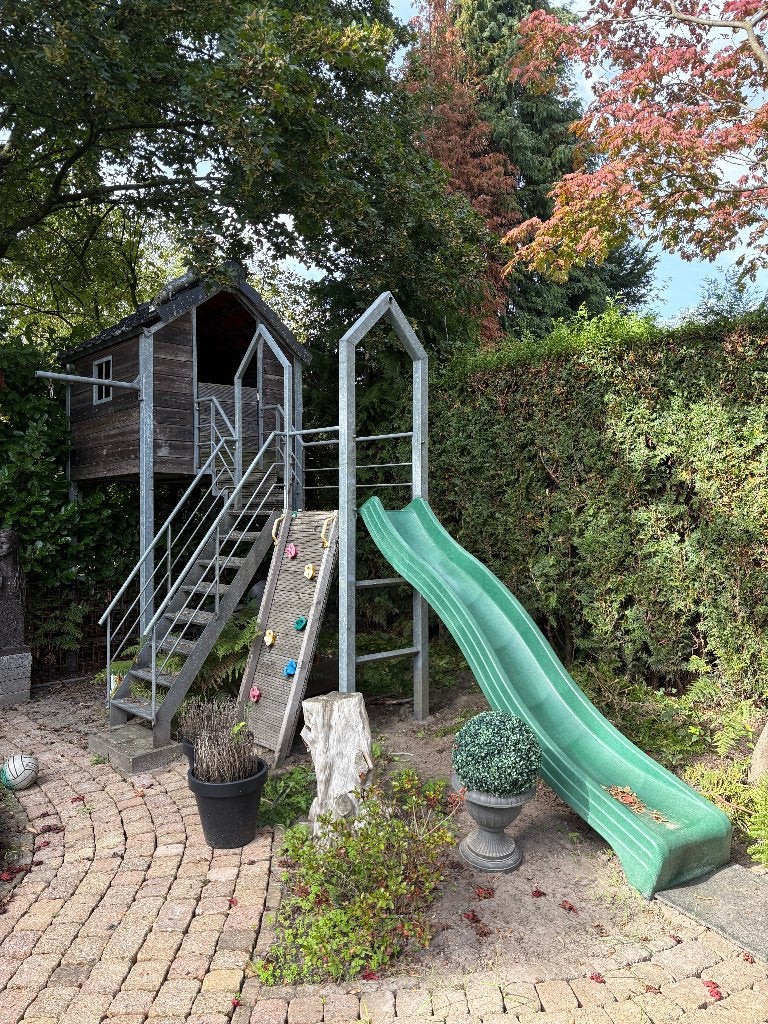 Speelhuisje met glijbaan en klimwand, Ophalen, Gebruikt, Glijbaan