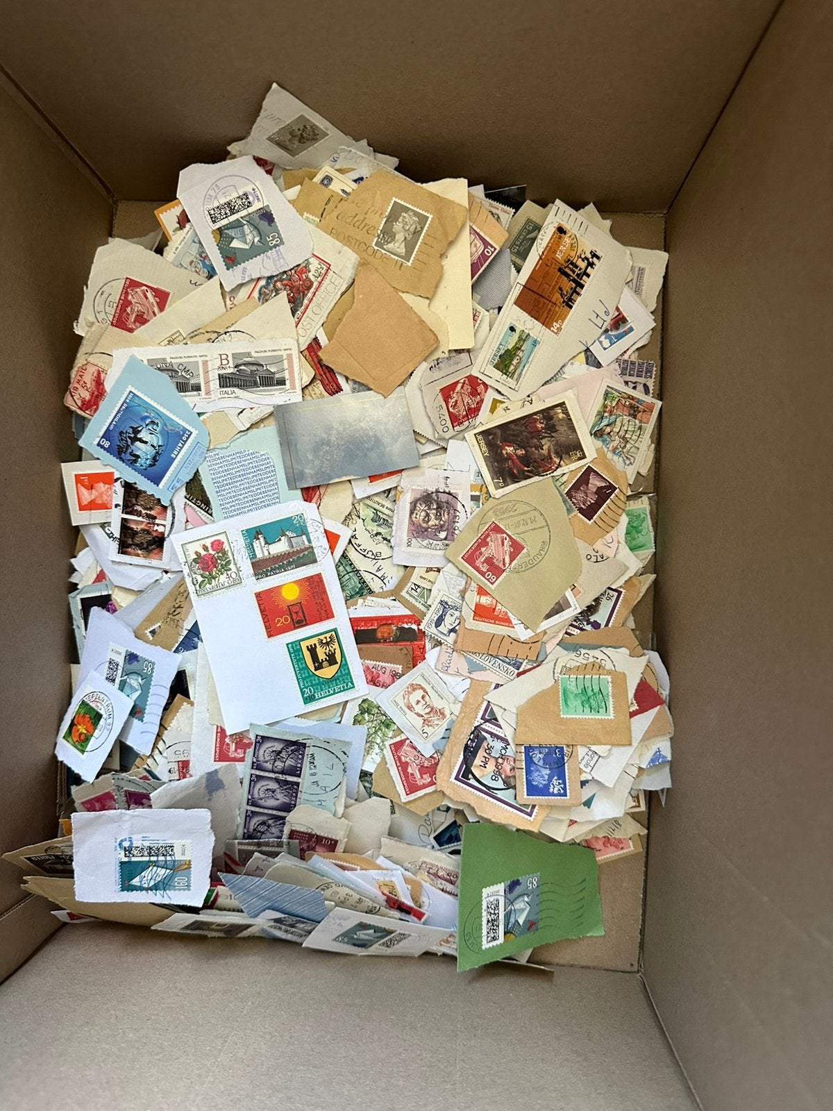 Doos 5700 buitenland, Postzegels en Munten, Verzenden, Buitenland