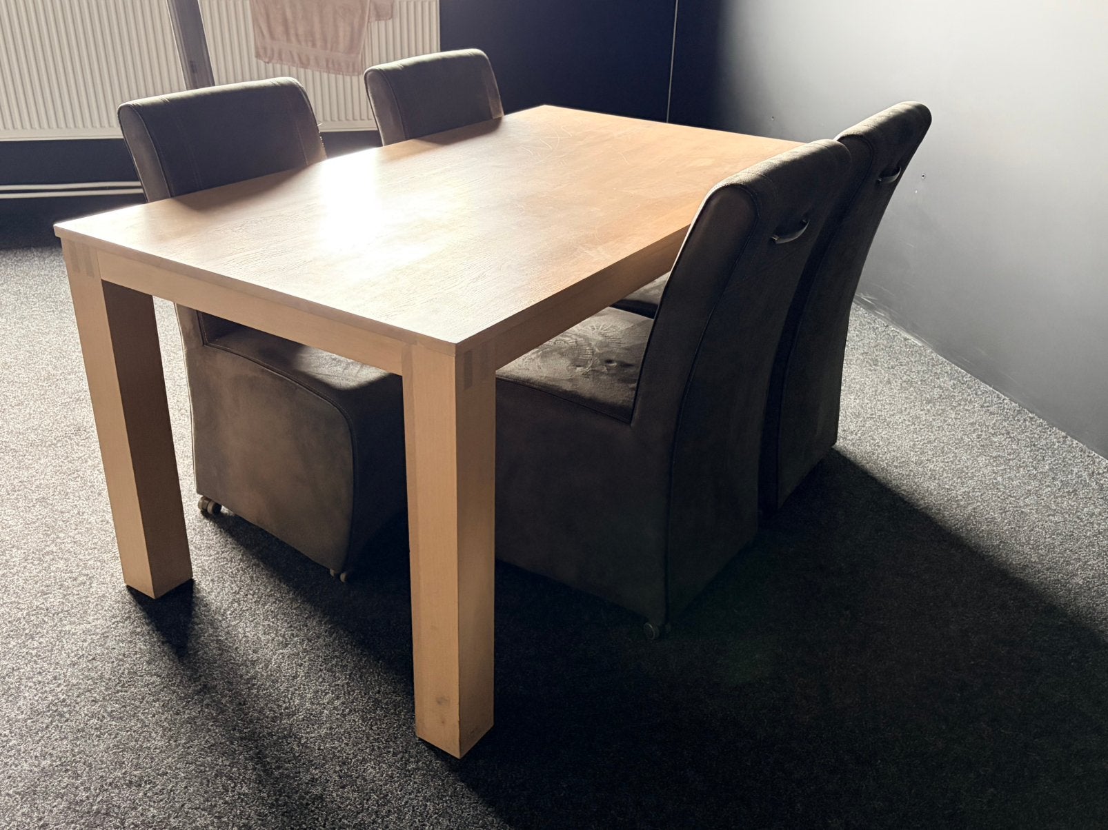 Whitewash eiken tafel met 4 grijze stoelen, Ophalen, Gebruikt, Eikenhout, 50 tot 100 cm