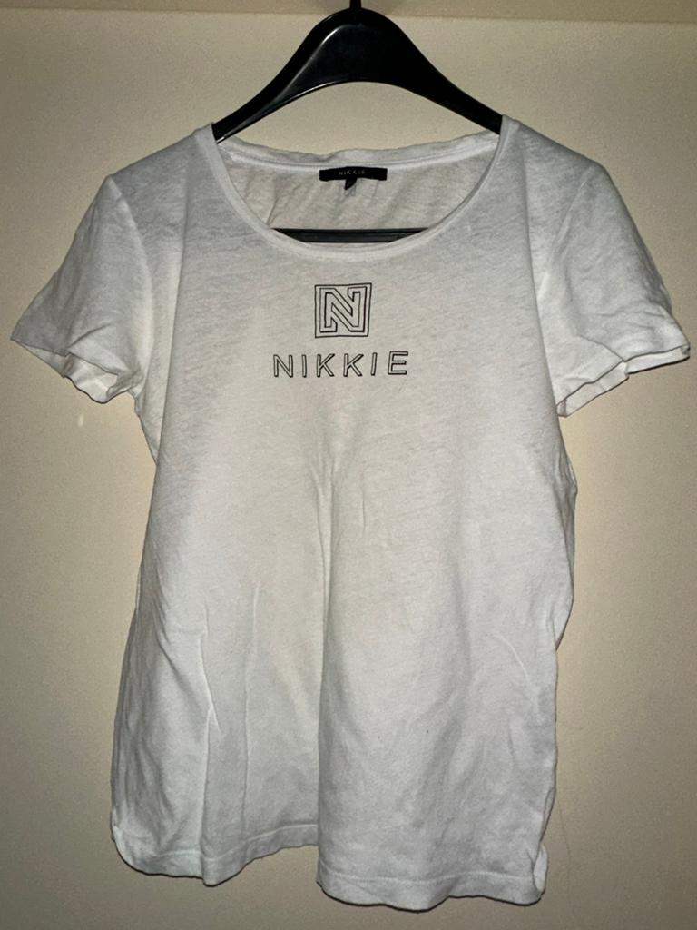 Dames wit print shirt van Nikkie Plessen, Kleding | Dames, T-shirts, Wit, Ophalen of Verzenden, Zo goed als nieuw, Korte mouw