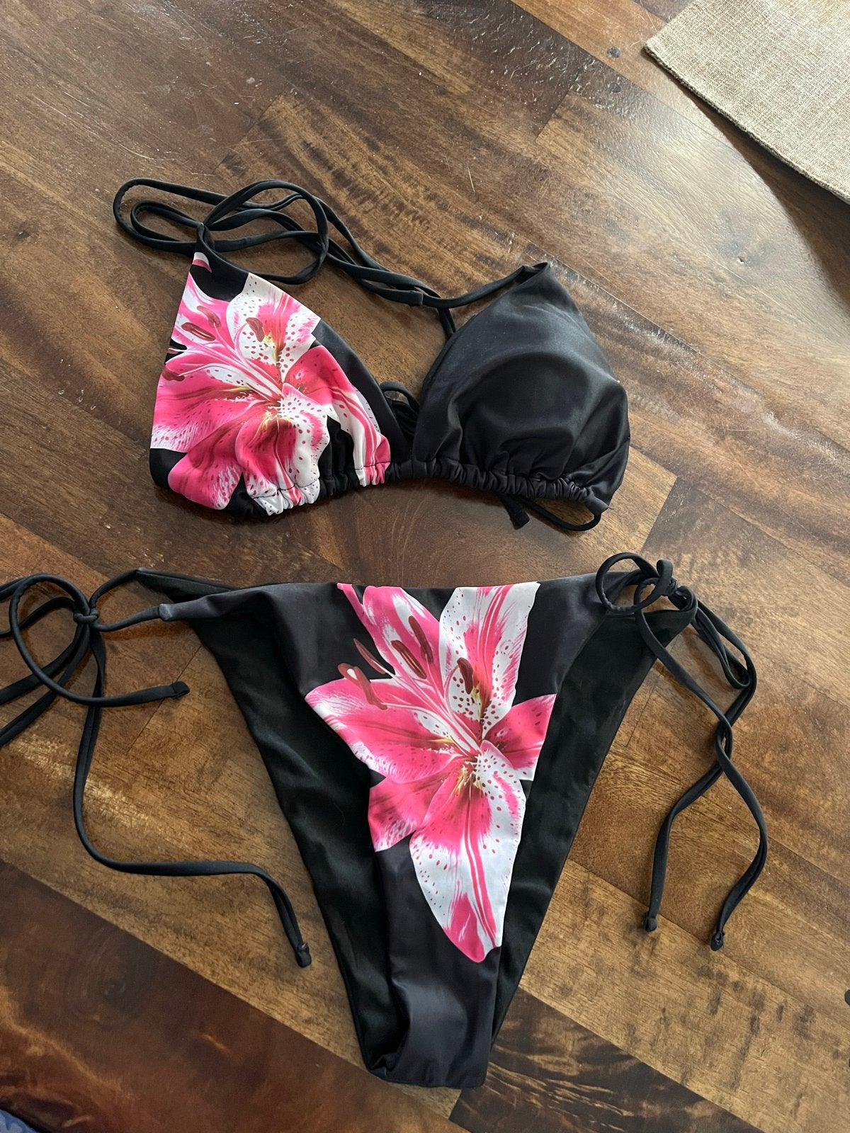 Zwarte bikini met roze bloemenprint (XL), Ophalen of Verzenden, Gedragen, Zwart, Bikini