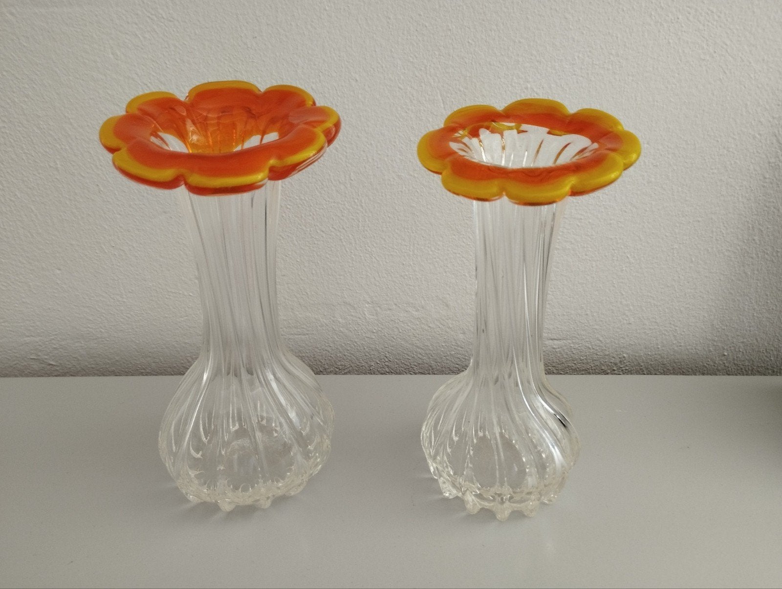 Twee hand geblazen vaasjes met oranje gele bloemrand, Handgemaakt, Oranje, Ophalen of Verzenden, Glas