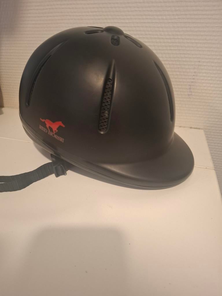 Paardrijcap Red Horse, Ophalen, Zo goed als nieuw, Cap