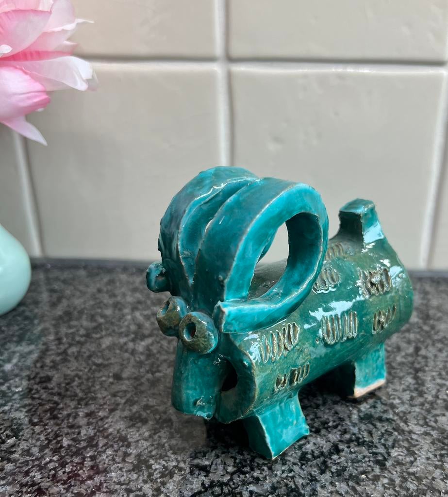 Turquoise ram van keramiek, Verzamelen, Beelden en Beeldjes, Ophalen of Verzenden, Zo goed als nieuw, Dier