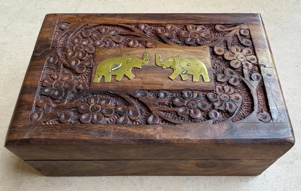 Mooi bewerkt kistje met twee messing olifantjes, Hout, India, Doos, Ophalen of Verzenden