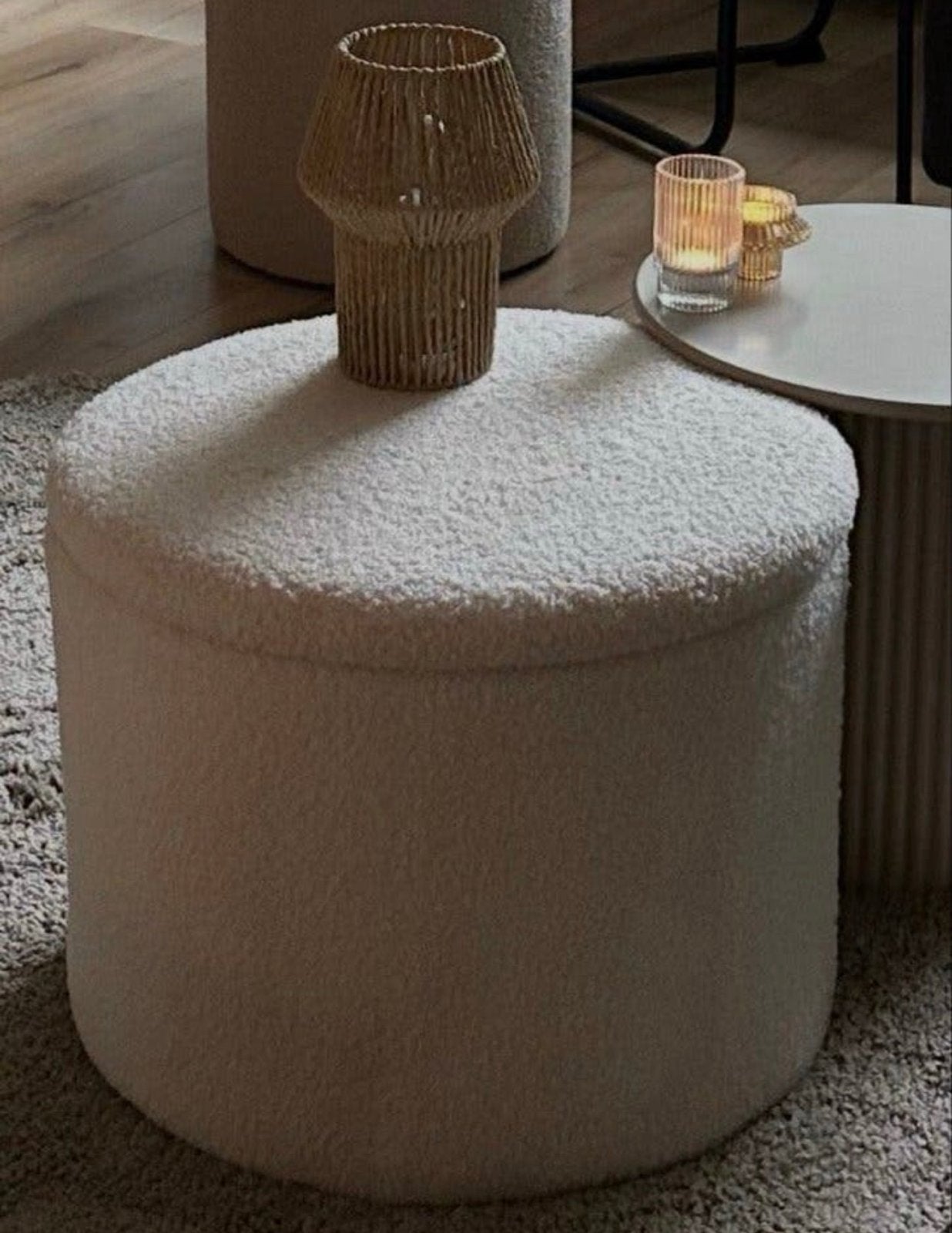 Crèmekleurige Bouclé Poef - Rond en Stijlvol, Huis en Inrichting, Ophalen, Rond, Minder dan 50 cm, Zo goed als nieuw