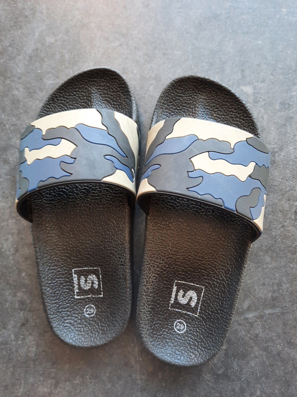 Slippers maat 29 - Scapino - Zo goed als nieuw, Kinderen en Baby's, Kinderkleding | Schoenen en Sokken, Ophalen of Verzenden, Zo goed als nieuw