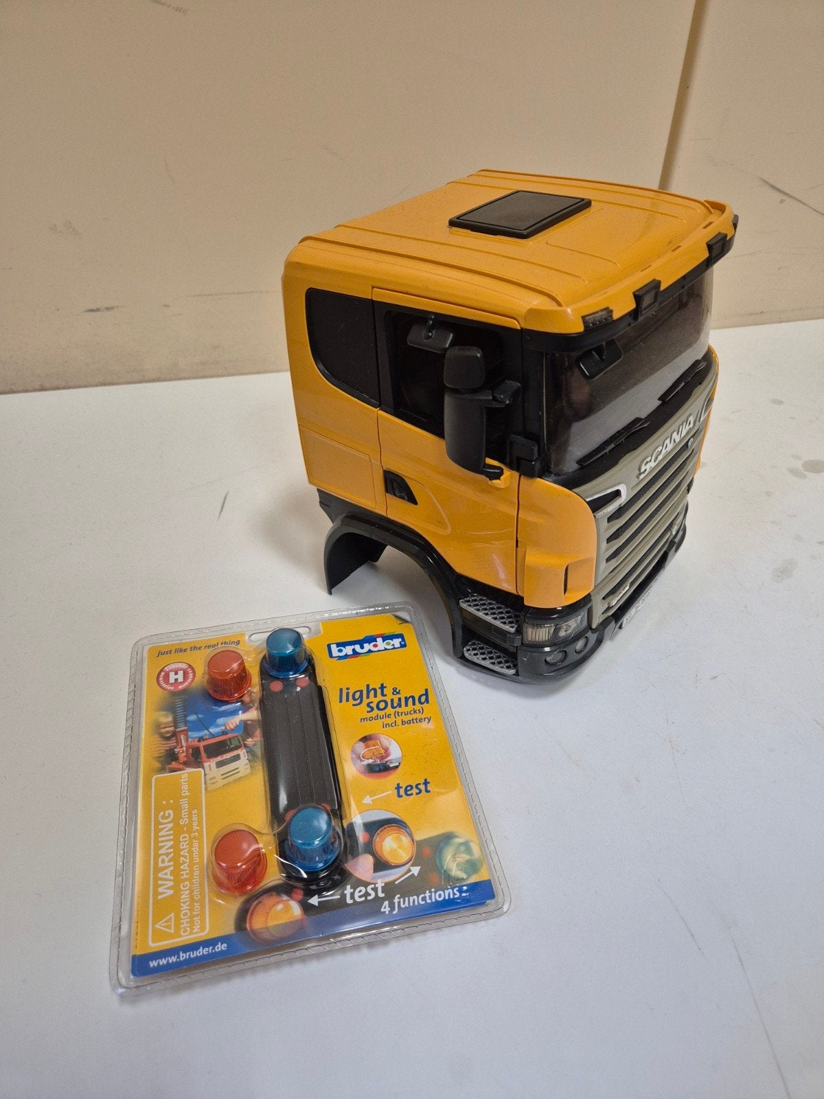 Bruder Scania cabine met zwaailicht module, Kinderen en Baby's, Speelgoed | Speelgoedvoertuigen, Ophalen of Verzenden, Zo goed als nieuw