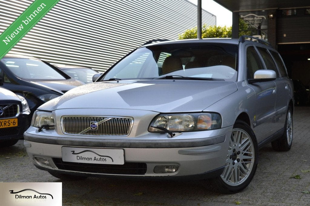Volvo V70 2.4 Edition II|Clima|Leder|Cruise|Trekhaak|Nap!, Voorwielaandrijving, Beige, Met garantie (alle), Leder en Stof
