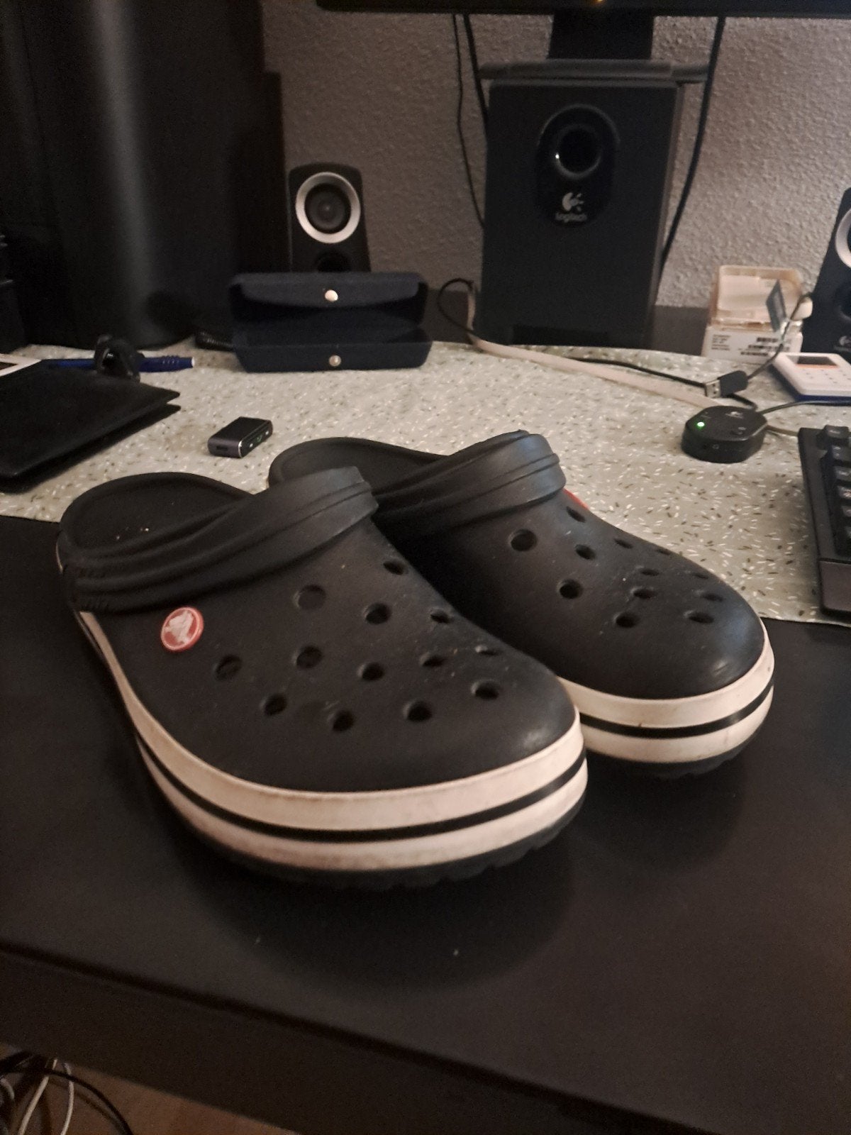 Zwarte Crocs met witte streep - Maat 8/10, Slippers, Zwart, Ophalen of Verzenden, Crocs