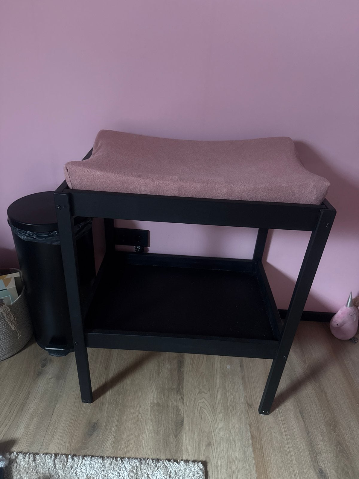 Zwarte commode met roze aankleedkussen, Ophalen, Gebruikt, 50 tot 70 cm, 75 tot 100 cm