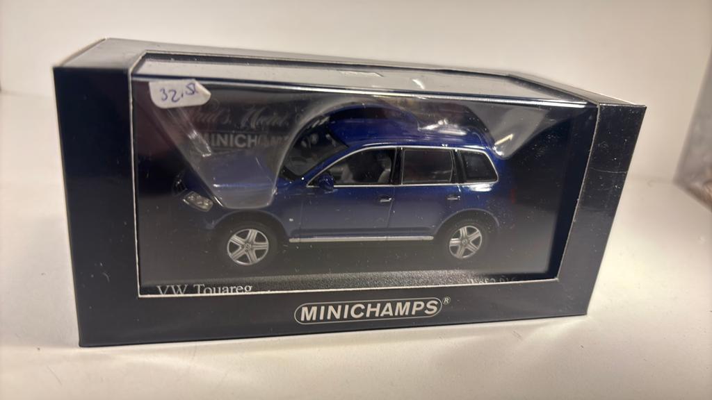 Volkswagen toureg bleu minichamps 1.43