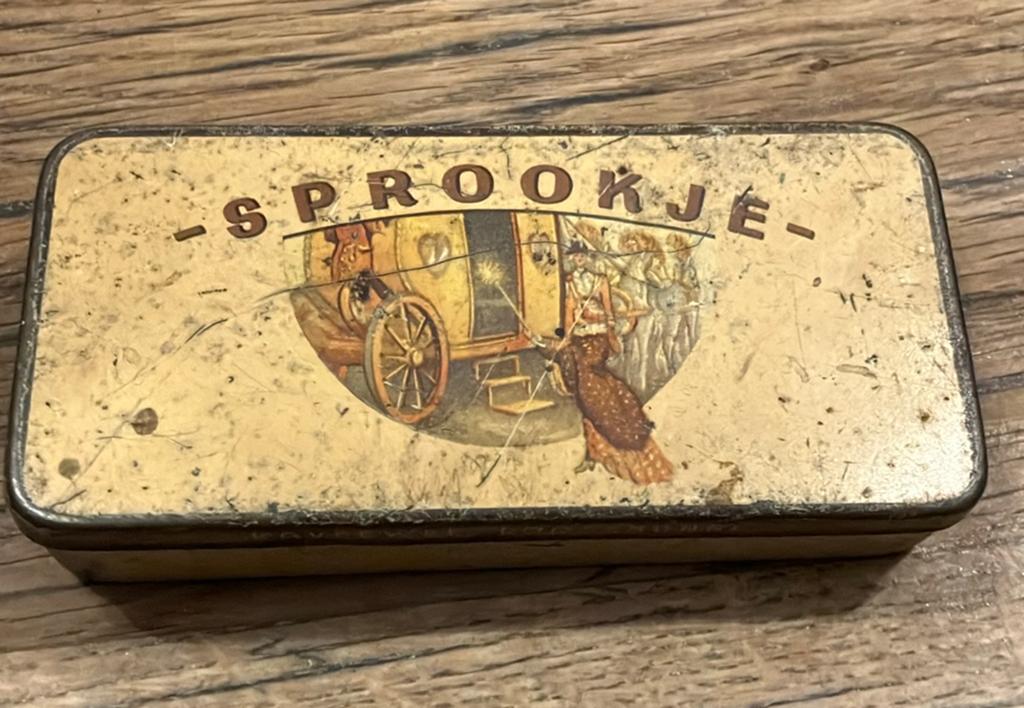 Vintage sprookje blikje van Kaveewee Roosendaal, Ophalen of Verzenden, Gebruikt, Tabaksdoos of Verpakking