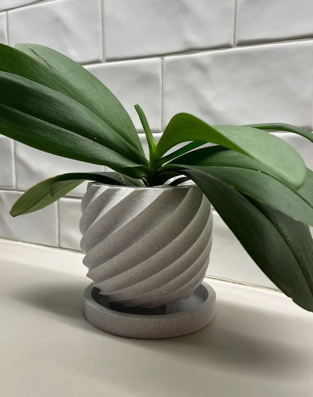 Moderne plantenpot met schotel - Grijs, spiraal design, Rond, Binnen, Ophalen of Verzenden, Zo goed als nieuw