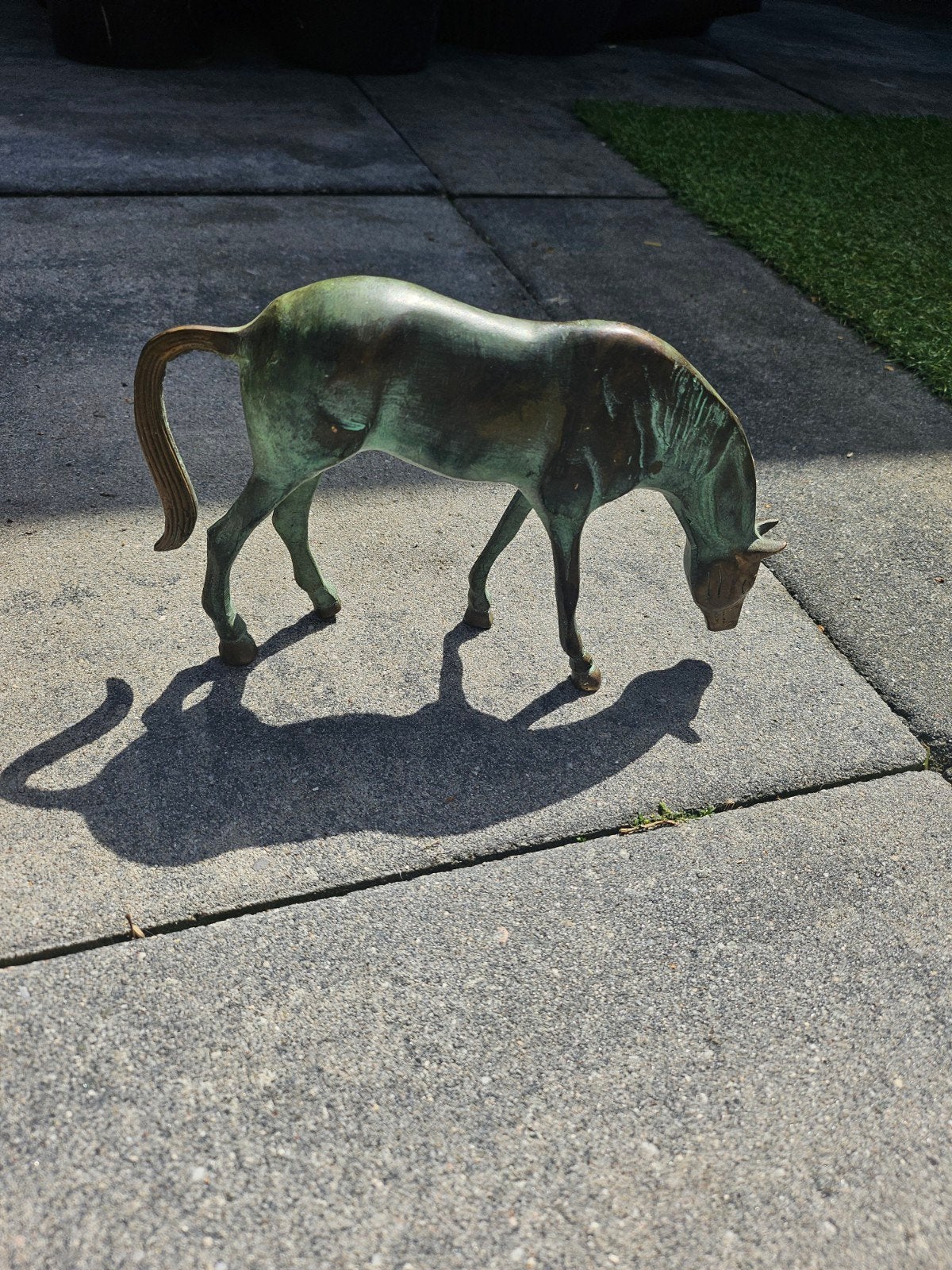 Zwaar bronzen/koperen grazend paard met groene patina, Antiek en Kunst, Antiek | Koper en Brons, Ophalen of Verzenden
