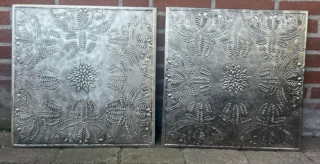 2 aparte blikken wand decoratie 50x50cm, Huis en Inrichting, Woonaccessoires | Wanddecoraties, Metaal, Gebruikt, Oosters, Zilver