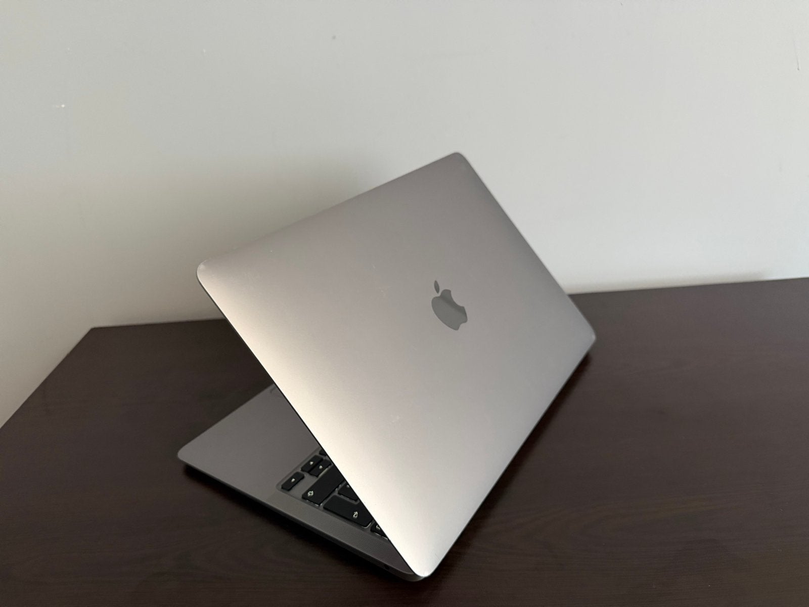 Foto 4 van MacBook Air M1 - 8GB RAM - 256GB SSD - Spacegrijs