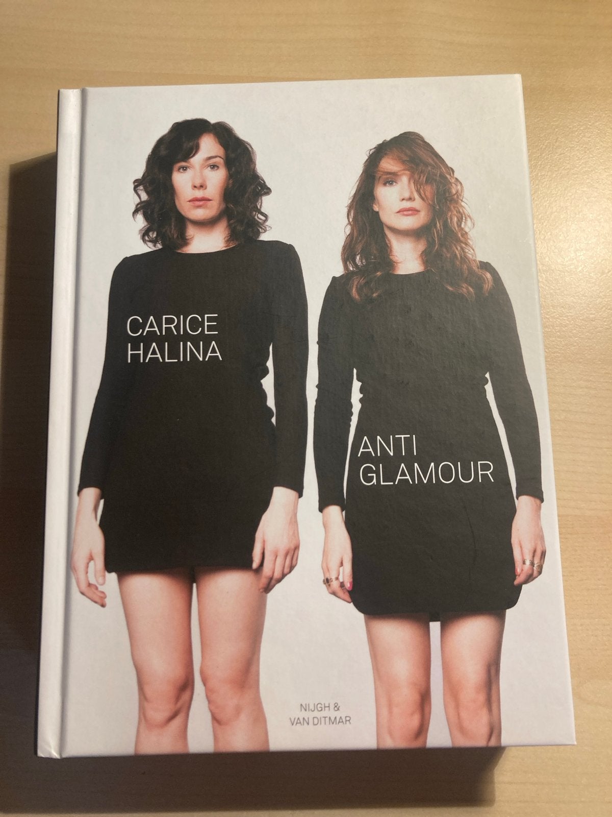 Carice Halina Anti Glamour Boek - Nieuwstaat, Ophalen of Verzenden, Zo goed als nieuw