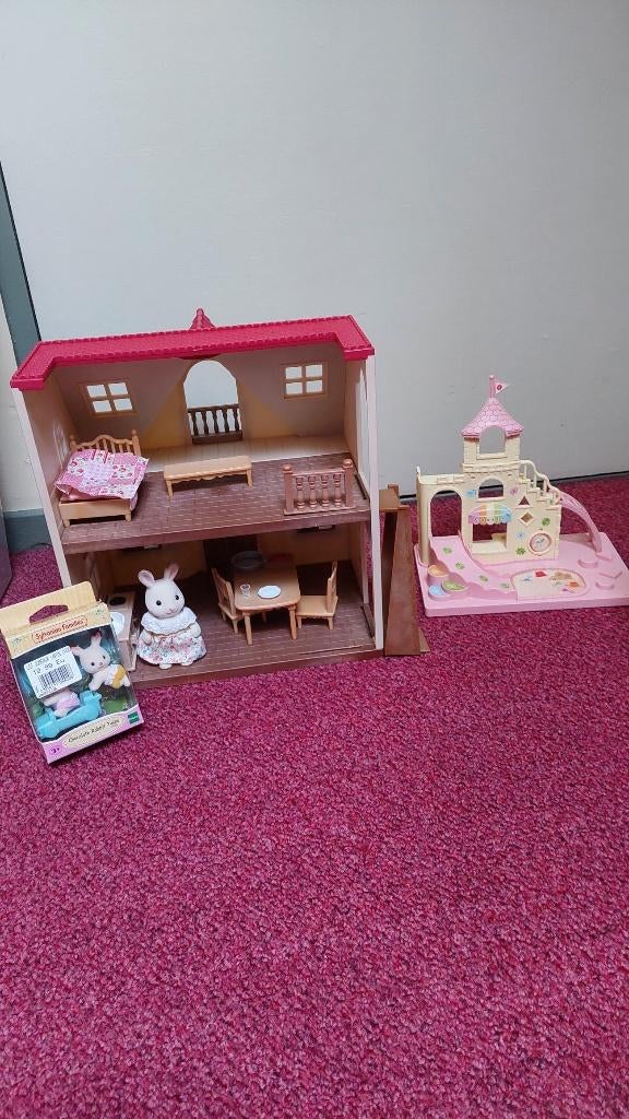 Sylvanian Families huisje met speeltuintje en konijntjes, Kinderen en Baby's, Speelgoed | Poppenhuizen, Ophalen of Verzenden, Gebruikt