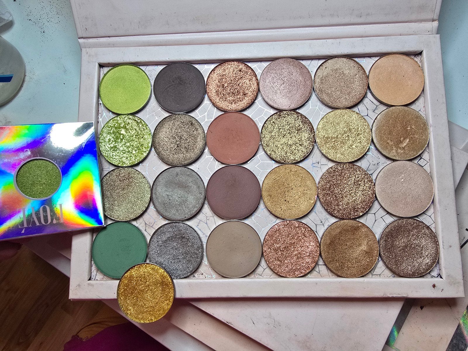 L'oye loye pressed eyeshadow, Ophalen of Verzenden, Nieuw, Overige kleuren, Ogen