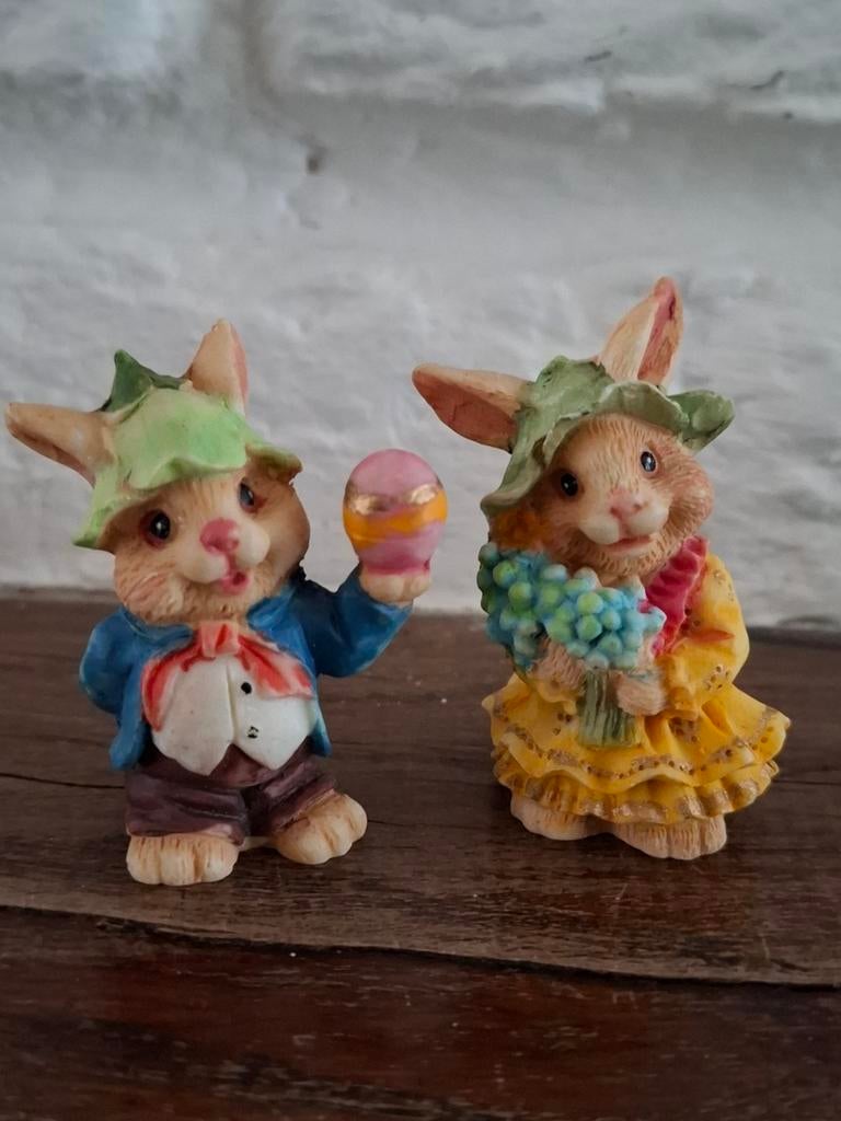 Setje miniatuur konijntjes. Paashaasjes. Kunsthars. 4x3x2 cm, Ophalen of Verzenden, Zo goed als nieuw, Dier
