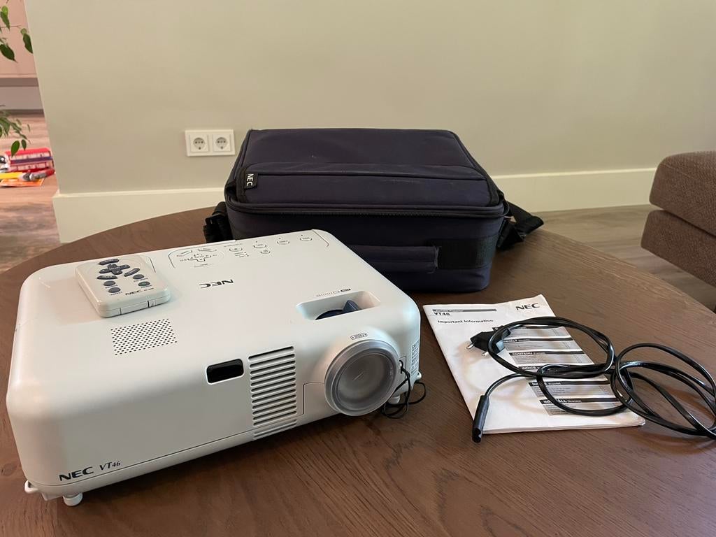 NEC VT46 Beamer - incl accesoires - weinig branduren - SVGA, Audio, Tv en Foto, Beamers, Zo goed als nieuw, LCD, Overige resoluties