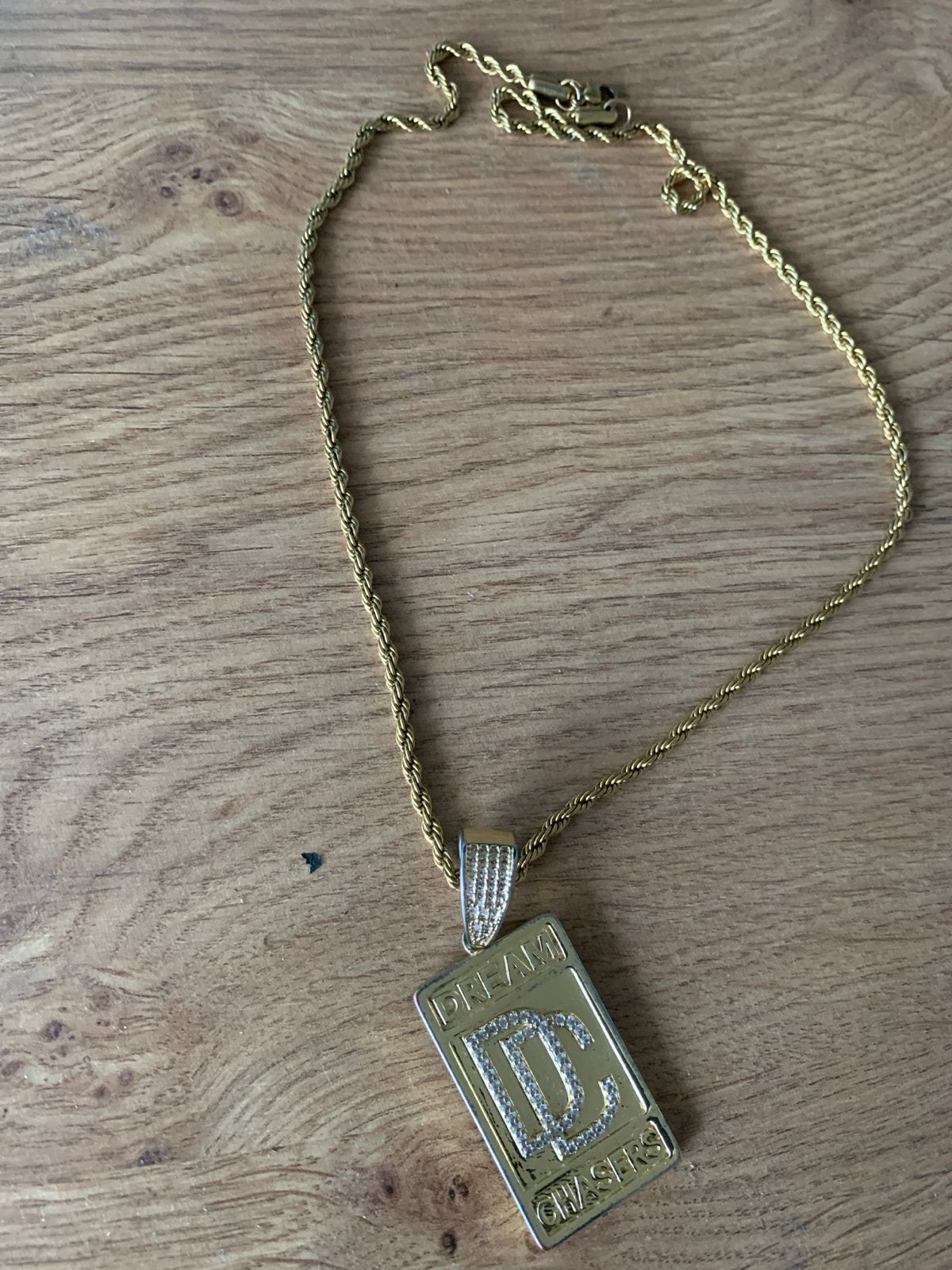 Gouden ketting met 'Dream Chasers' hanger, Gebruikt, Ophalen of Verzenden, Goud, Overige materialen
