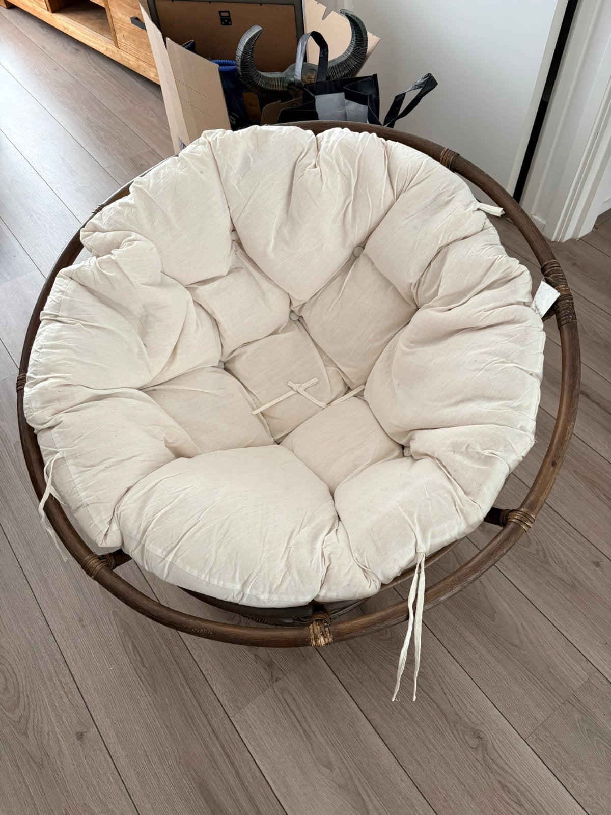‼️ Moet weg ‼️ Te Koop; Leuke rieten stoel met kussen, Huis en Inrichting, Stoelen, Ophalen, Bruin, Stof, Zo goed als nieuw