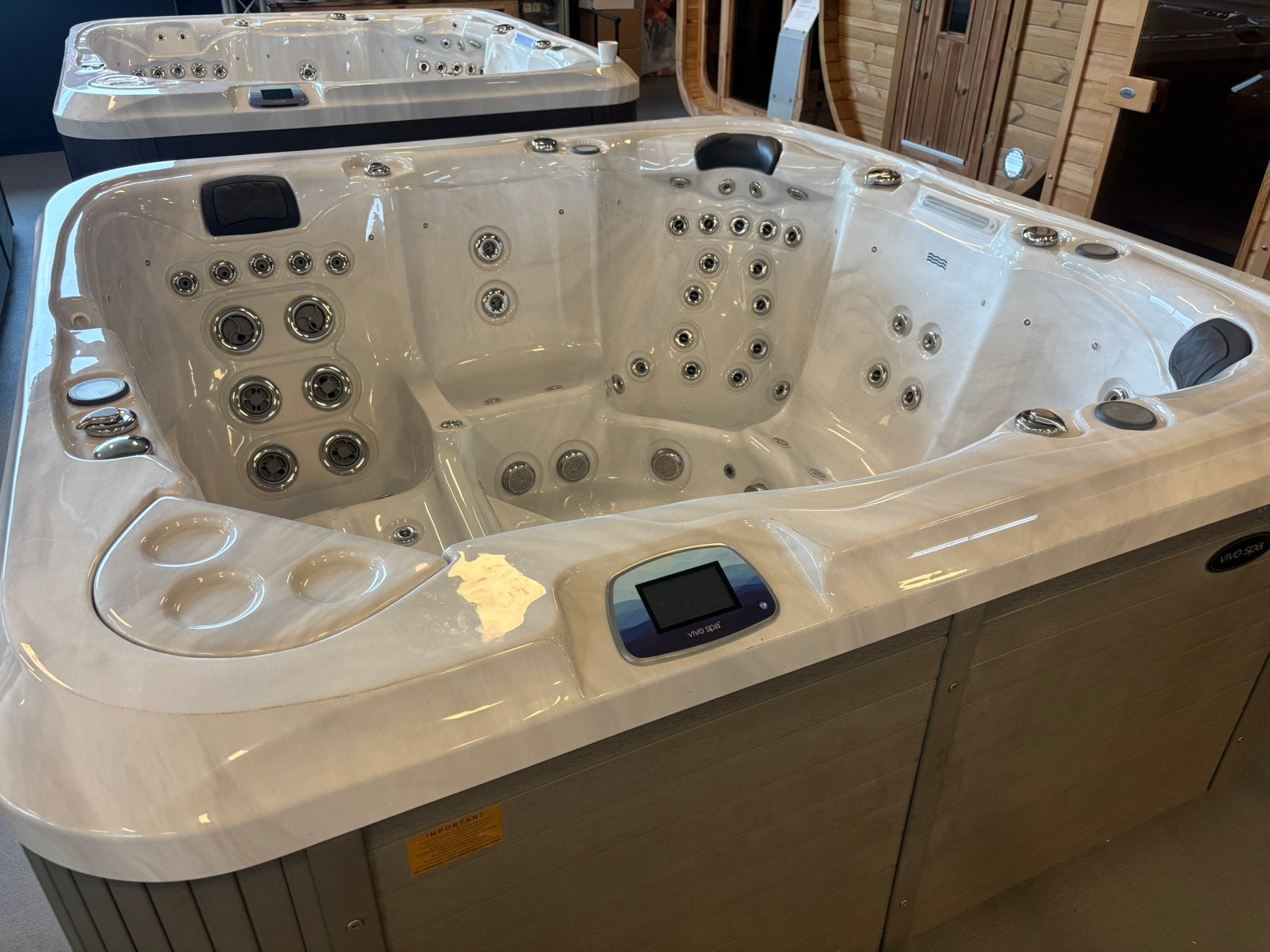 Jacuzzi Vivo 504-N 5 persoons spa uit Duitsland 220x220x92cm, Ophalen, Gebruikt, Afdekzeil, Inbouw