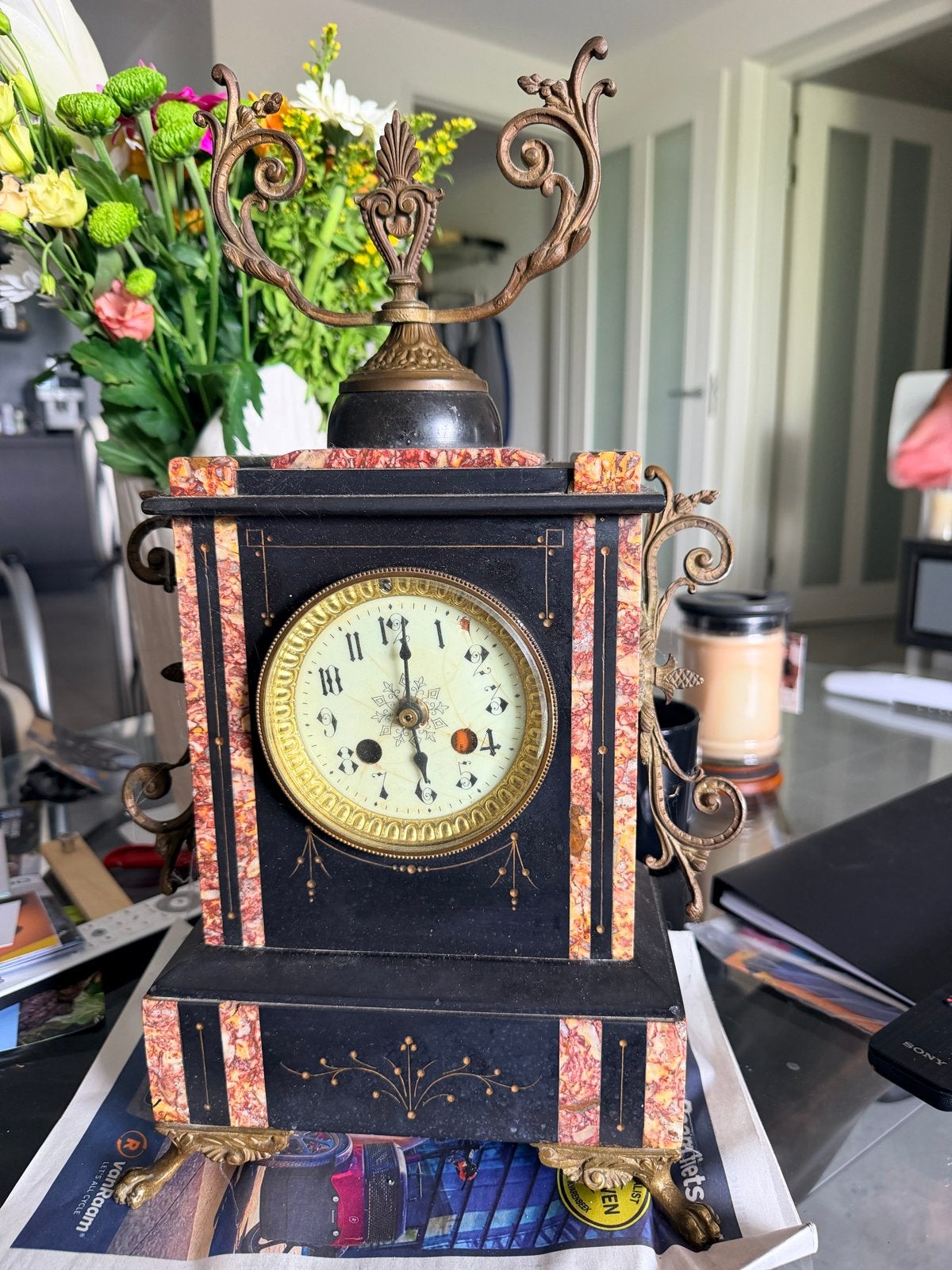 Antieke marmeren pendule klok met bronzen ornamenten, Antiek en Kunst, Antiek | Klokken, Ophalen of Verzenden
