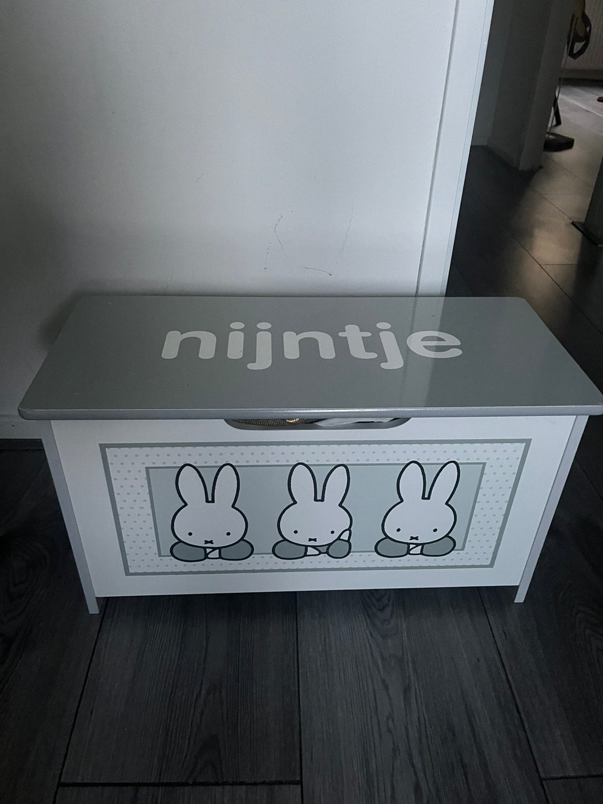 Baby ledikant en commode grijs taupe en wit, Ophalen, Zo goed als nieuw, Minder dan 140 cm, Matras