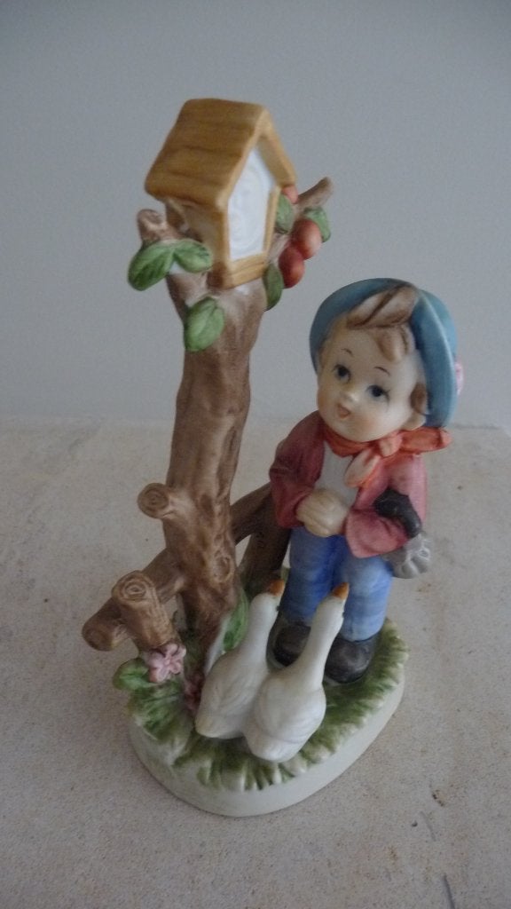 Vintage Beeldje: Jongen met Ganzen en Vogelhuisje, Minder dan 20 cm, Ophalen of Verzenden, Handgemaakt, Overige materialen