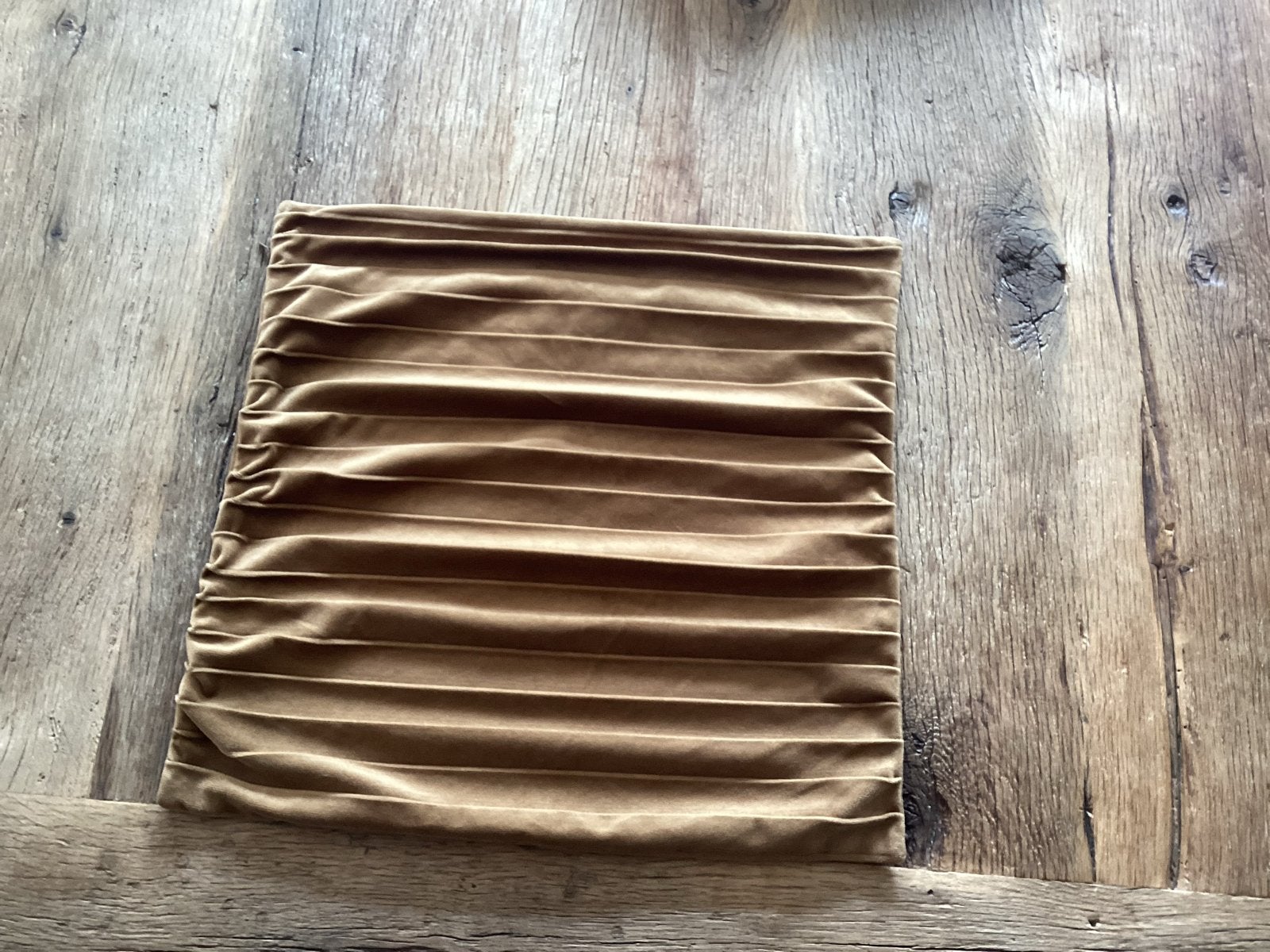 Bruin fluwelen sierkussenhoes met plooien, Huis en Inrichting, Overige merken, Bruin, Vierkant, Zo goed als nieuw