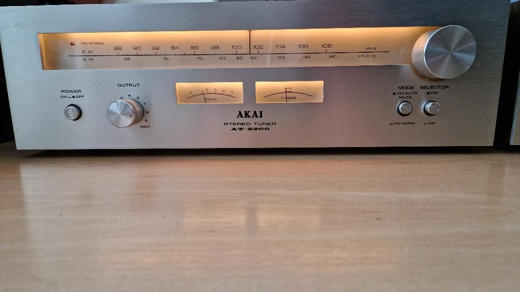 AKAI AT 2200 stereo tuner uit begin jaren '70, Ophalen of Verzenden, Zo goed als nieuw, Analoog