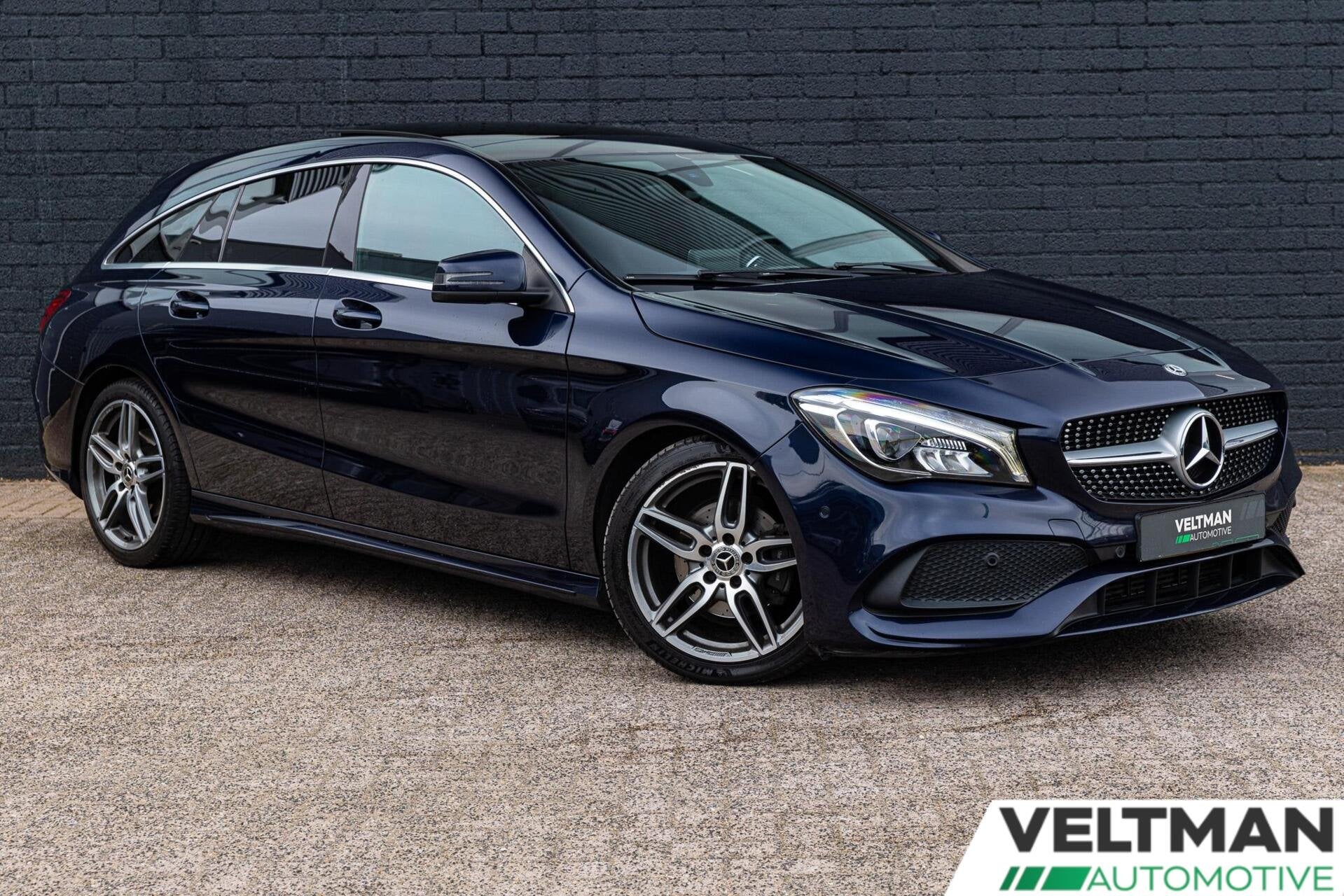 Mercedes CLA-klasse Shooting Brake 180 AMG LINE PANO TREKHAA, Auto's, Mercedes-Benz, CLA, 730 kg, Gebruikt, Euro 6