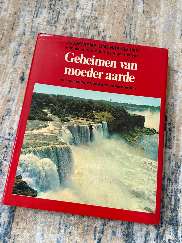 Geheimen van Moeder Aarde (Hardcover), Ophalen of Verzenden, Zo goed als nieuw, Natuur algemeen