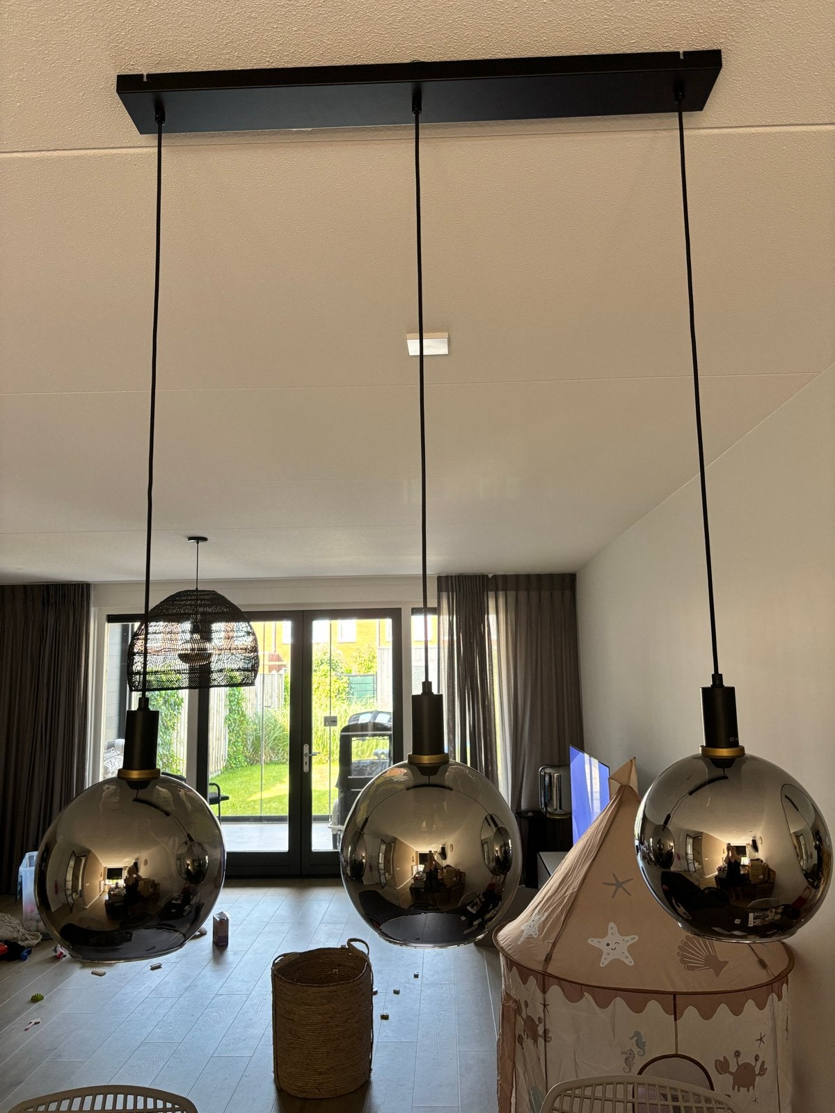 Moderne hanglamp met 3 rookglazen bollen, Ophalen, Zo goed als nieuw, Glas, E27 (groot)