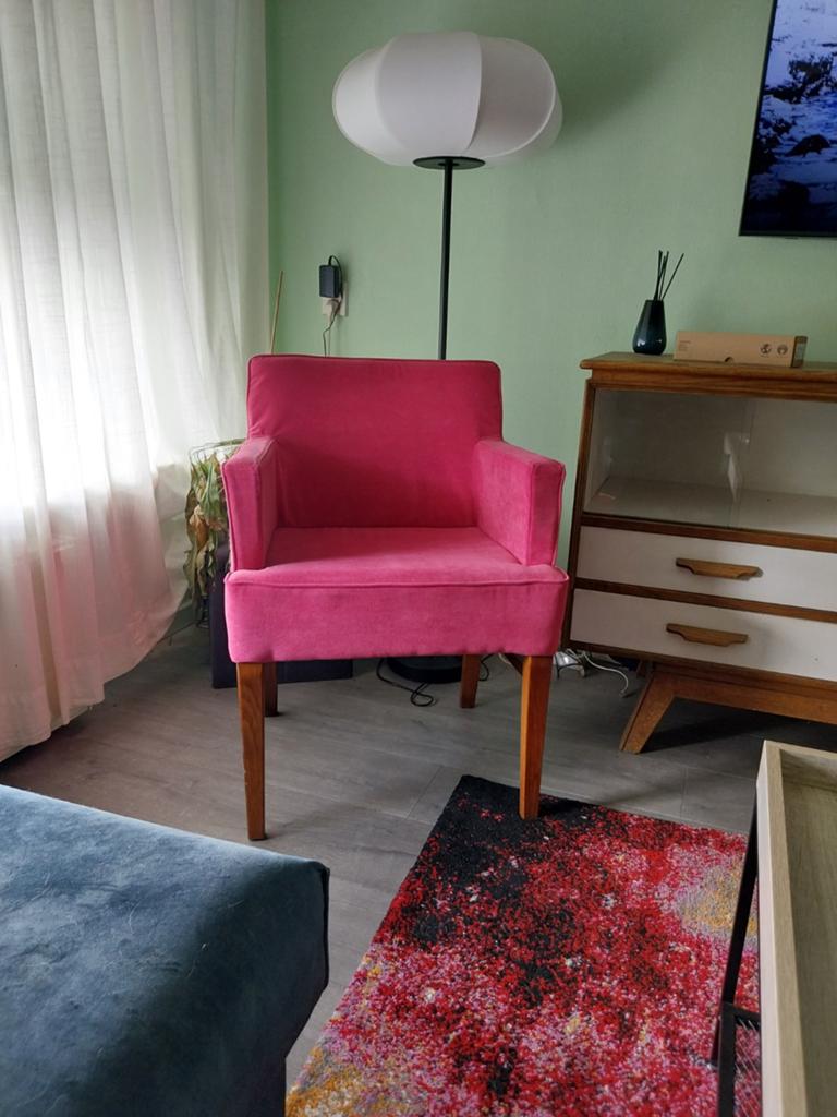 Gratis Roze fauteuil met houten poten, Huis en Inrichting, Fauteuils, Ophalen, Modern, Comfortabel, Gebruikt, 75 tot 100 cm