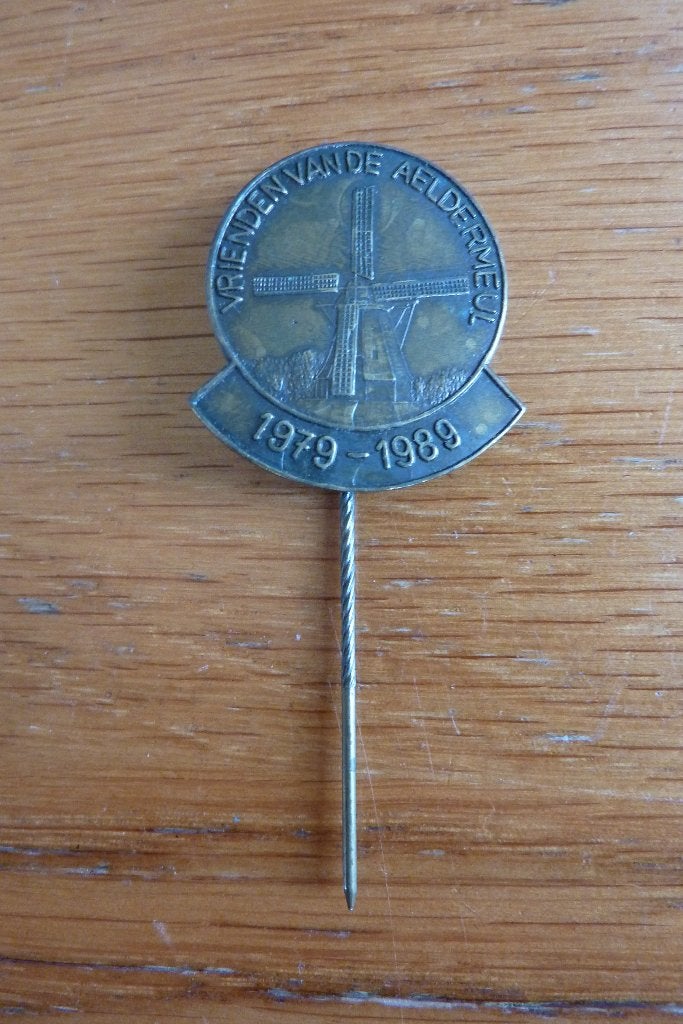 Vrienden van de Aeldermeul 1979-1989 molen Zweeloo, Verzamelen, Speldjes, Pins en Buttons, Ophalen of Verzenden, Gebruikt, Overige onderwerpen