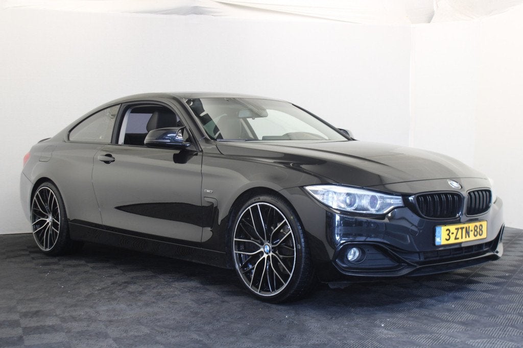 BMW 4 Serie Coupé 420i High Executive (bj 2015), Auto's, BMW, Achterwielaandrijving, Gebruikt, 4 stoelen, Zwart