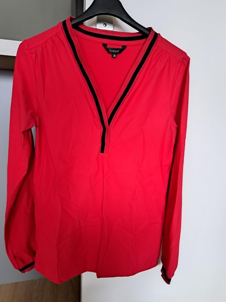 Rood shirt maat met zwart  34 (valt groter)   van Nikki, Ophalen of Verzenden, Nikkie, Maat 34 (XS) of kleiner, Gedragen