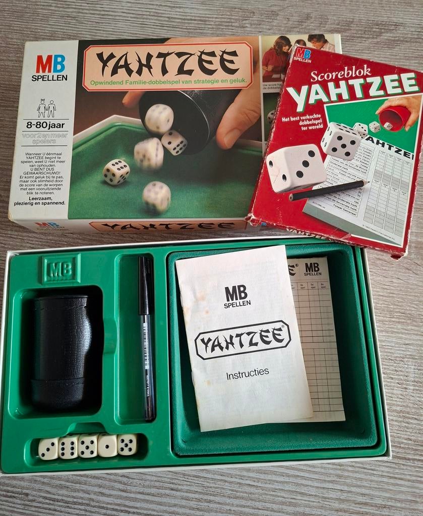Yahtzee met score blok, Hobby en Vrije tijd, Gezelschapsspellen | Bordspellen, Ophalen of Verzenden, Zo goed als nieuw
