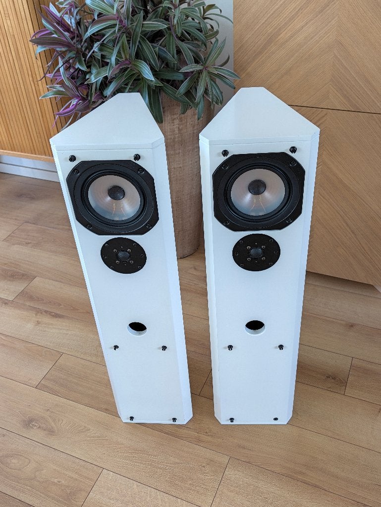 Driade Model 9 luidsprekers wit - vintage hifi zuilen, Audio, Tv en Foto, Vloerstaande luidspreker, Zo goed als nieuw, 60 tot 120 watt