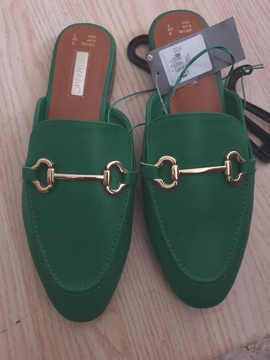 Primark Groene Instappers slippers Gouden Gesp - Maat 38, Primark, Instappers, Nieuw, Ophalen of Verzenden