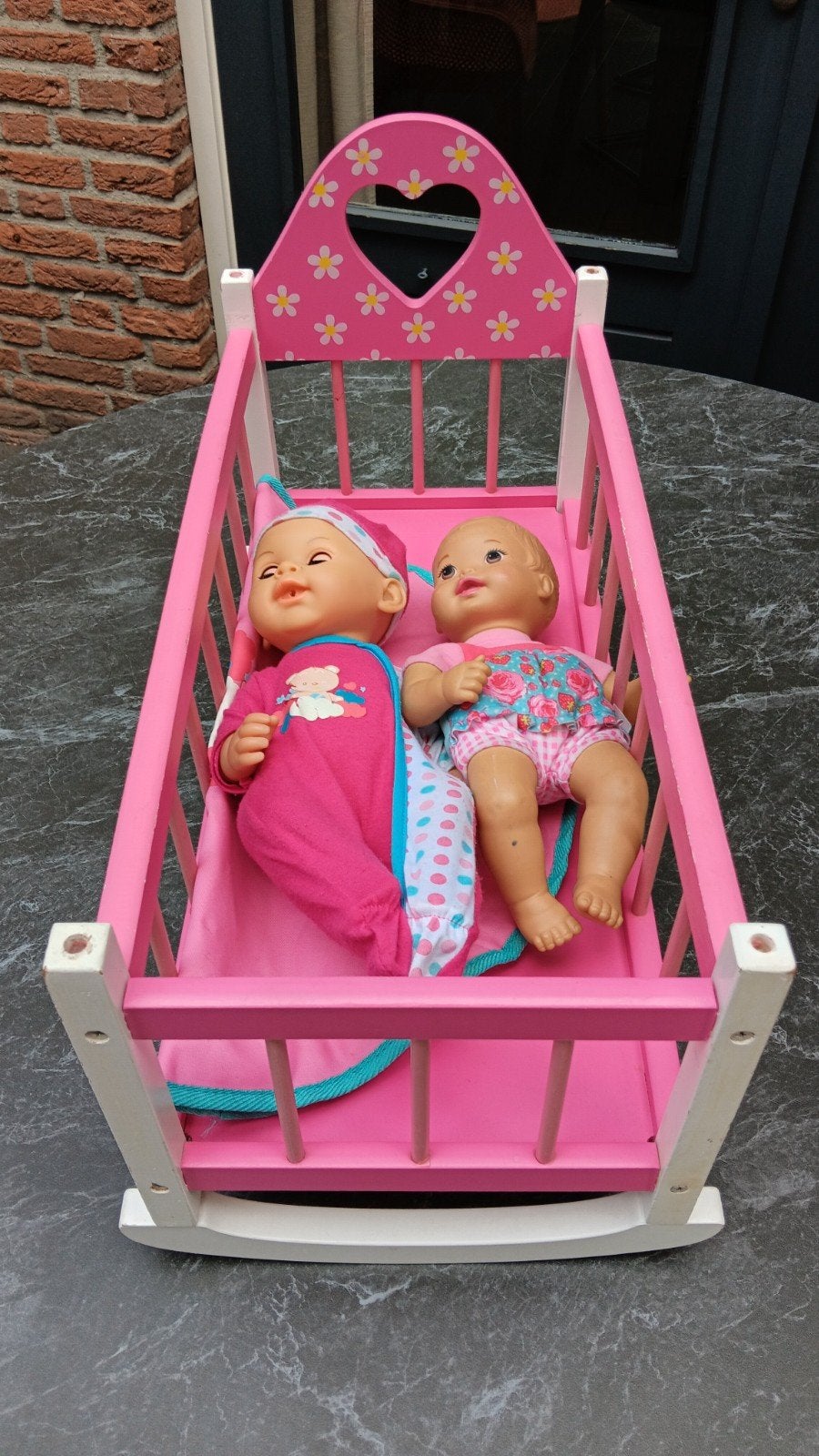 Poppenwieg met twee babypoppen en speelkleed, Kinderen en Baby's, Speelgoed | Poppen, Ophalen, Babypop