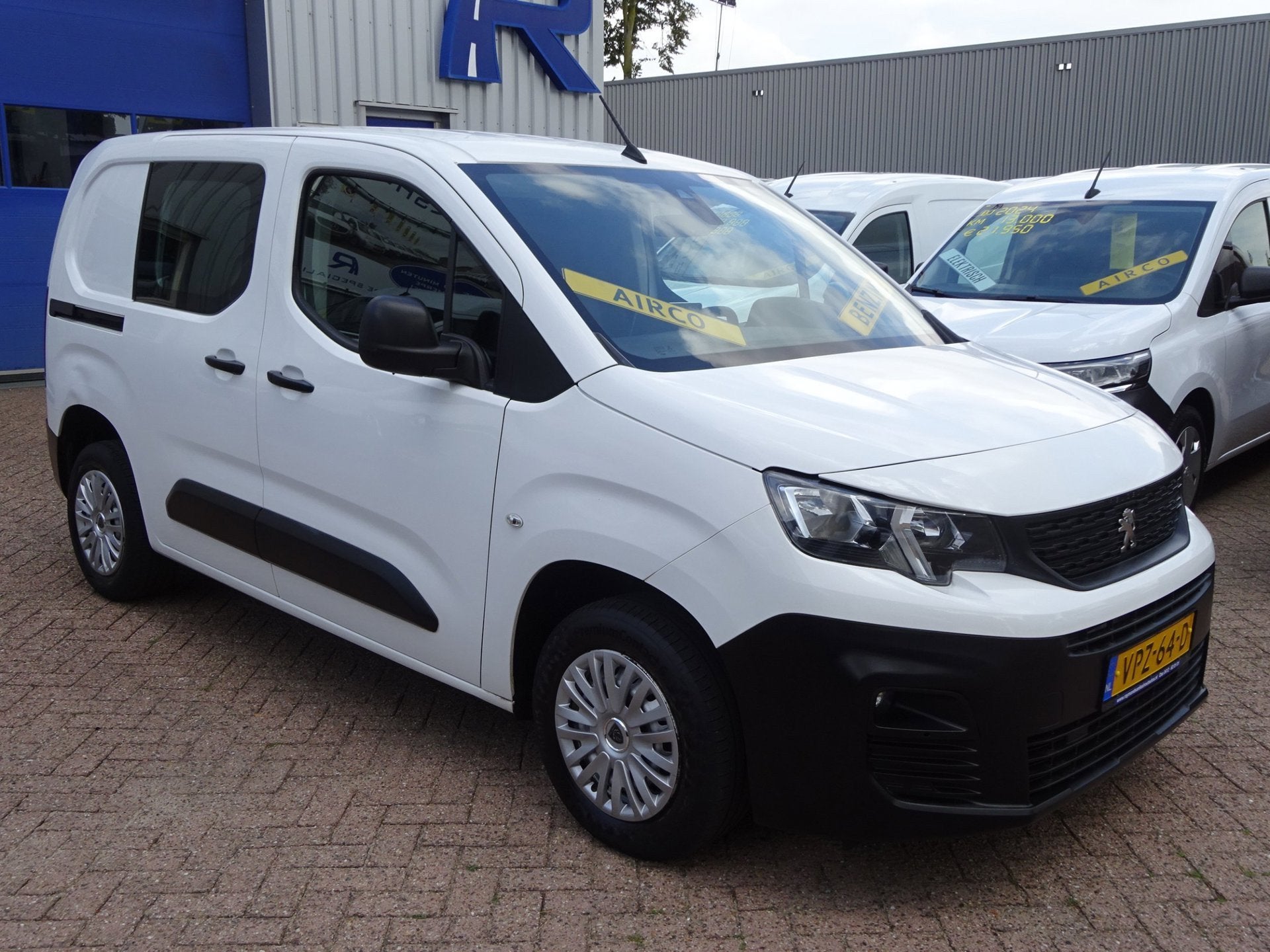 Peugeot Partner 1.2 PureTech Pro BENZINE AIRCO NAVI CRUISE C, Auto's, Voorwielaandrijving, Gebruikt, 1199 cc, Wit